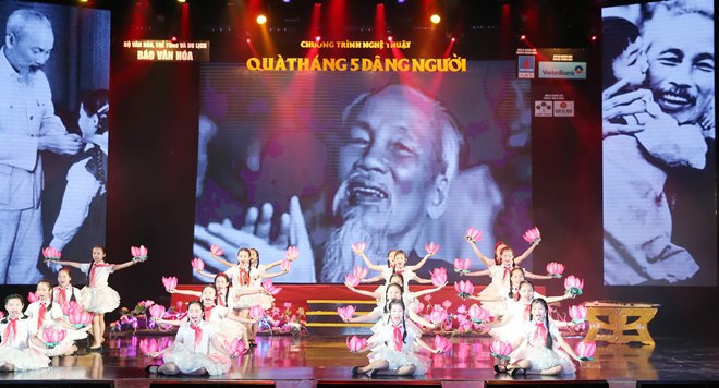 Chương trình nghệ thuật 'Quà tháng 5 dâng Người' ảnh 1